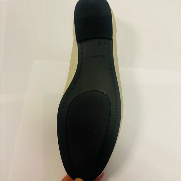 Vionic Newport Cream Croc flats size 6 NWT in original box with tissue paper - Picture 6 of 8